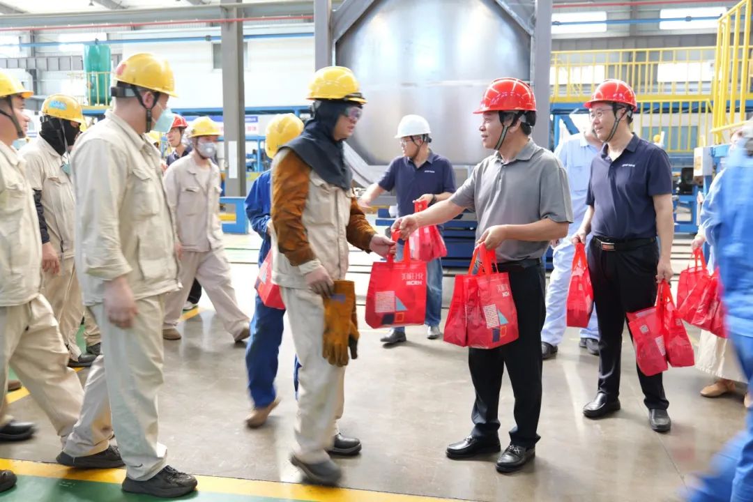 战高温 送清凉丨致敬不服『暑』的罐箱人